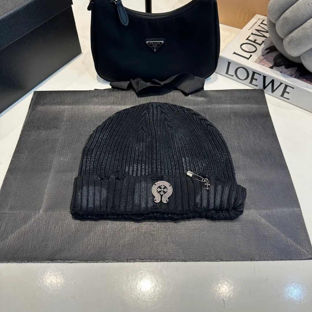 P60 Crow Heart Autumn and Winter Wool Knitted Beanie This must be the favorite of minimalism. It is clean, neat, fashionable and versatile, and will definitely not be picky about your face shape! A fashionable classic that lasts forever! Fashionable black and white can be purchased together